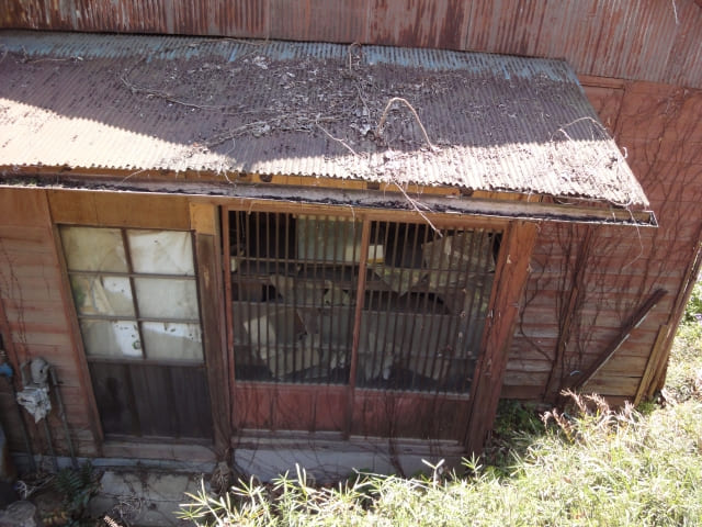 放置された住まいが荒廃していく背景と周囲に及ぼす甚大なリスク